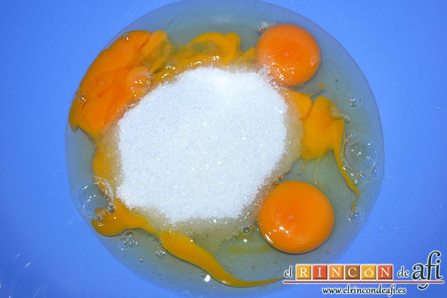 Pudin de pan, poner en un bol los huevos con el azúcar