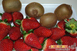 Tiramisú con trocitos de kiwi y fresas, frutas de temporada, kiwi y fresas