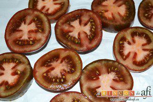 Tomate negro rebozado, cortar en rodajas de 1 cm de grosor