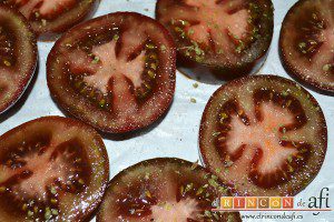 Tomate negro rebozado, espolvorear con orégano