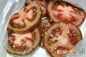 Tomate negro rebozado, meter en una bolsa con harina y rebozar