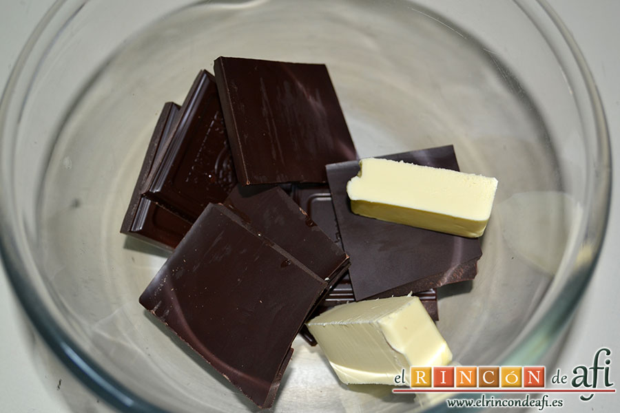 Corona de mousse de chocolate con queso, colocar el chocolate troceado con la mantequilla