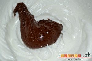 Corona de mousse de chocolate con queso, batir las yemas con el chocolate y añadir la mezcla a las claras