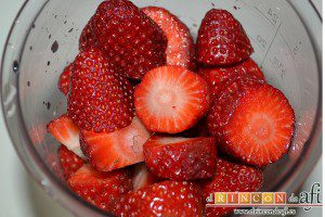 Mousse de fresa, retirar las partes verdes, trocear y ponerlas en vaso triturador