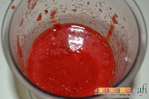 Mousse de fresa, batir hasta que queden bien trituradas
