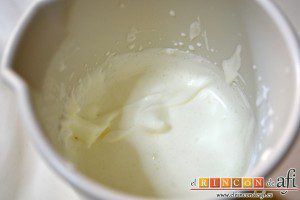 Mousse de fresa, montar la nata en un vaso con varillas eléctricas, no demasiado y con 3 cucharadas de azúcar