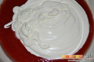 Mousse de fresa, poner las fresas en un bol y añadir la nata