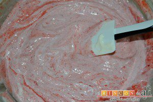 Mousse de fresa, remover con una lengua