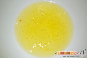 Mousse de fresa, poner las claras de huevo con una pizca de sal en un bol