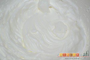 Mousse de fresa, montarlas a punto de nieve
