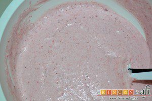 Mousse de fresa, incorporar con movimientos envolventes