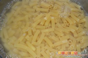 Pasta con tomate, mozzarella y albahaca, preparar la pasta según fabricante