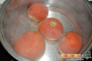 Pasta con tomate, mozzarella y albahaca, meter los tomates con un corte en cruz en agua hirviendo