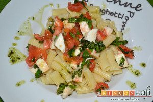 Pasta con tomate, mozzarella y albahaca, sugerencia de presentación
