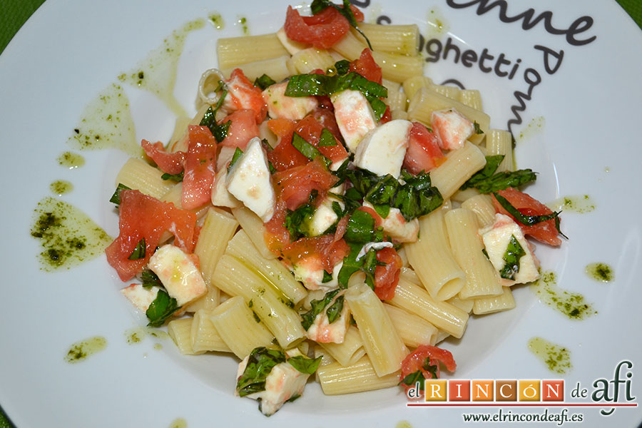 Pasta con tomate, mozzarella y albahaca