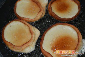 Tortitas de Carnaval de Gran Canaria, dorar por ambos lados