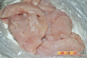 Mar y montaña de pollo y rabas de calamar, escurrirlas, ponerlas en una bolsa de plástico y salpimentar