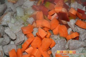 Arroz con verduras al dente, añadir el pimiento y la zanahoria troceados