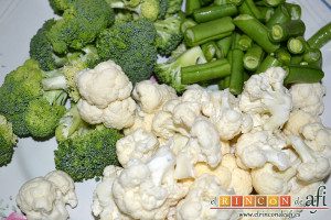 Arroz con verduras al dente, trocear el brócoli, la coliflor y las habichuelas