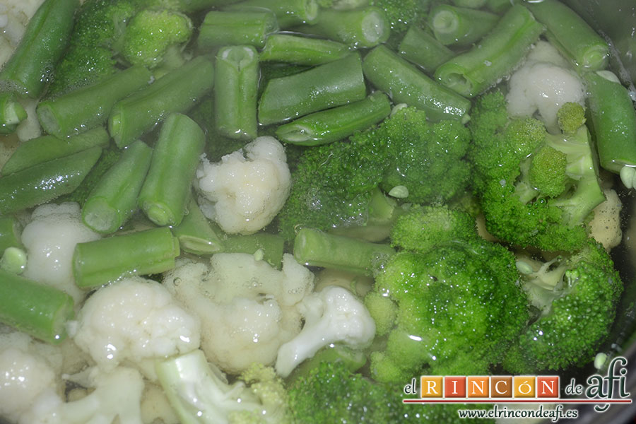Arroz con verduras al dente, introducir en un caldero agua, sal y bicarbonato