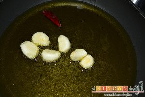 Bacalao al pil pil, cuando empiecen a tomar color añadimos el trozo de pimienta