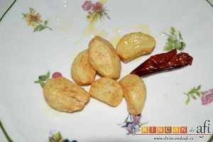 Bacalao al pil pil, sacar los ajos y la pimienta y reservar