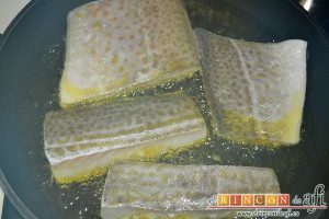 Bacalao al pil pil, dejar que atempere el aceite y poner los lomos de bacalao con la piel hacia arriba