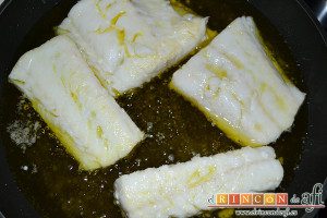Bacalao al pil pil, tras dos minutos, darles la vuelta