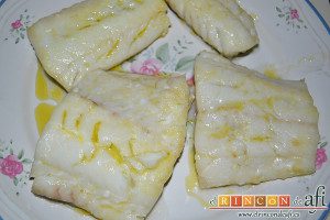 Bacalao al pil pil, tras otros dos minutos, retirar y reservar