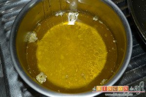 Bacalao al pil pil, pasar el aceite a un cazo