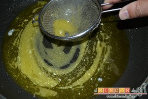 Bacalao al pil pil, ir pasando a la sartén el aceite con gelatina del bacalao y ligar con un colador