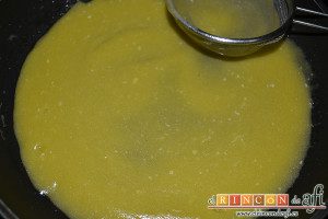 Bacalao al pil pil, se deberá quedar con consistencia parecida a la mayonesa