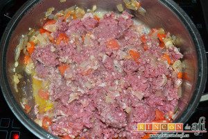 Berenjenas rellenas, añadir las carnes picadas y condimentar