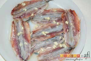 Boquerones al limón, dejar macerar los boquerones con el limón