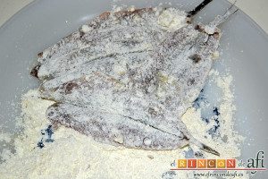 Boquerones al limón, rebozar los boquerones en harina