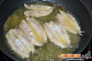 Boquerones al limón, freír los boquerones en aceite bien caliente