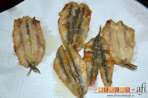 Boquerones al limón, poner los boquerones sobre papel absorbente
