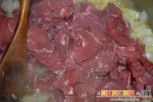 Carne con garbanzos, añadir la carne salpimentada