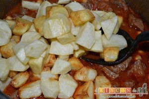 Carne con garbanzos, añadir papas fritas en cuadritos