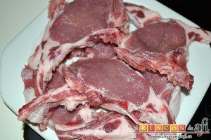 Chuletas de cochino negro canario, salpimentar las chuletas
