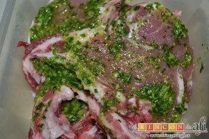 Chuletas de cochino negro canario, embarrar las chuletas con el triturado