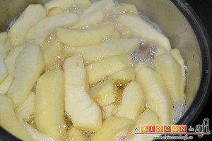 Crujiente de manzana, cubrirlas con agua y ponerlas a cocer