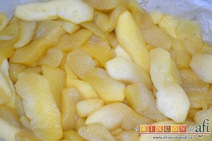 Crujiente de manzana, introducir las manzanas templadas en un molde cubierto con papel de horno