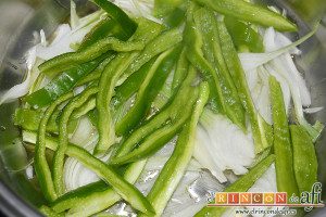 Fajitas de pollo y champiñones, pochar cebolla en juliana y pimiento en tiras con una pizca de sal