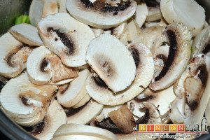 Fajitas de pollo y champiñones, añadir los champiñones cortados en láminas