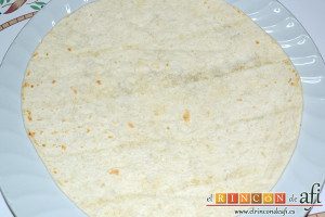 Fajitas de pollo y champiñones, calentar las tortitas en una sartén