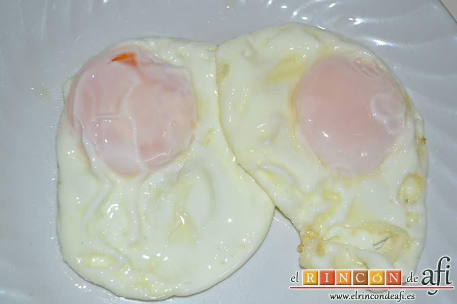 Huevos rotos con chorizo de Teror, que queden bien fritos