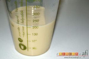 Mousse de chocolate, medir los 200 ml de leche evaporada