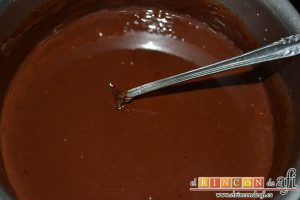 Mousse de chocolate, dejar que se derrita y reservar