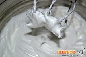 Mousse de chocolate, montarlas con varillas eléctricas hasta que quede bien montada con picos firmes